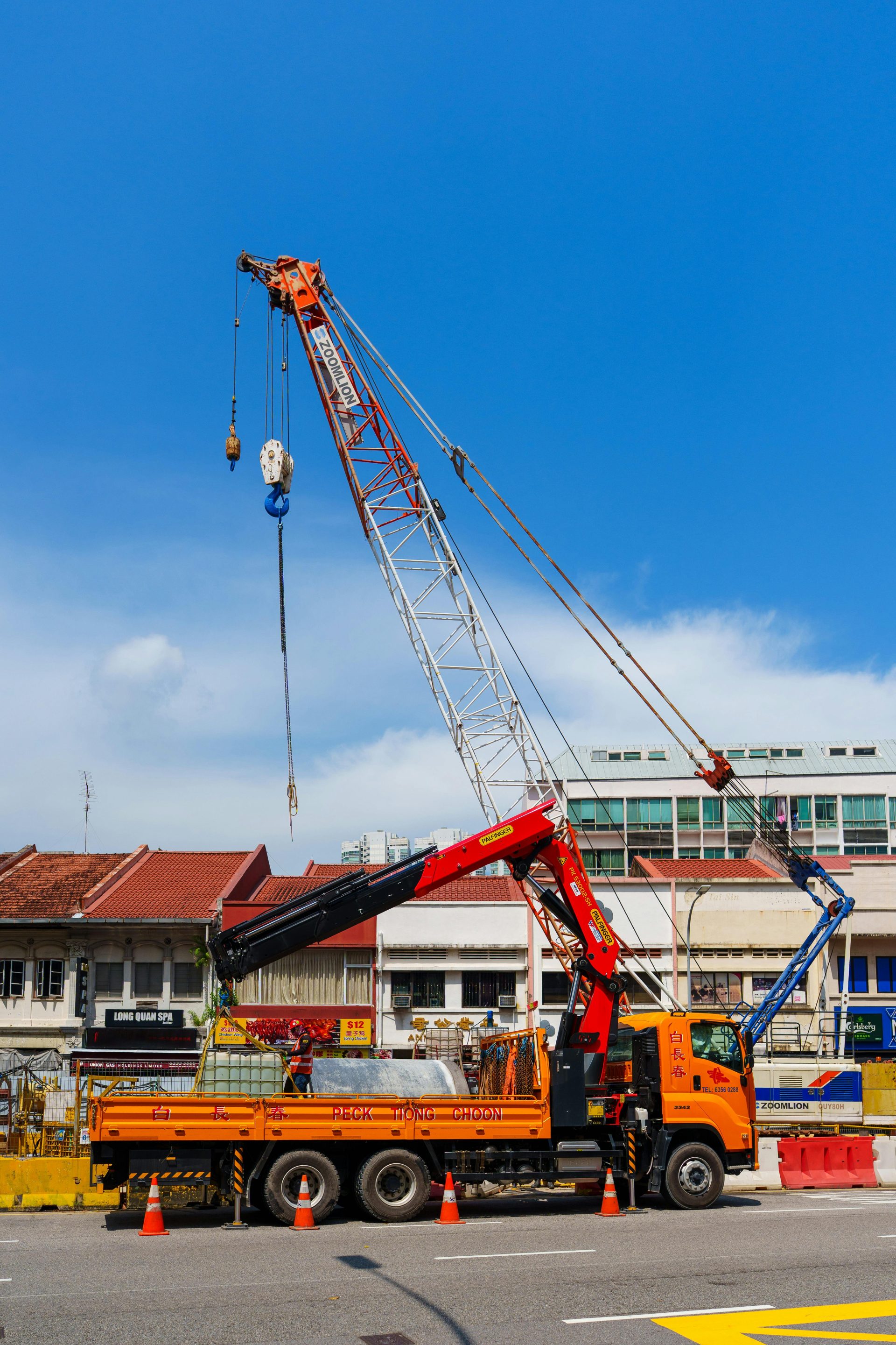 Grue sur chantier de construction