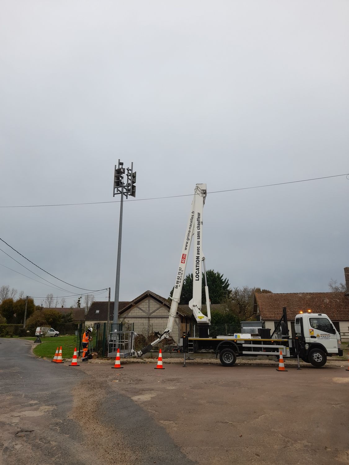 Équipement de construction près du bord de la route