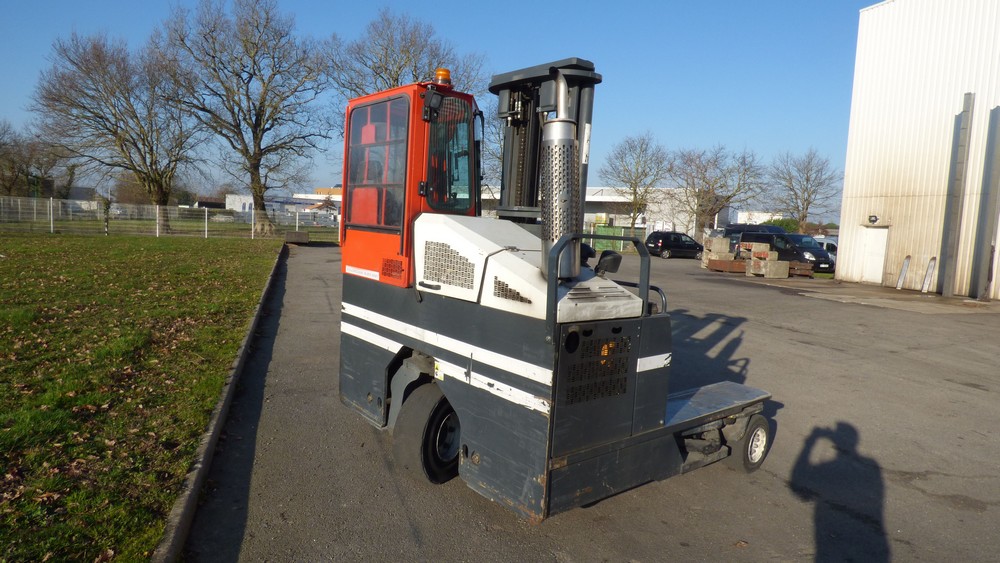 Chariot élévateur stationné à l'extérieur