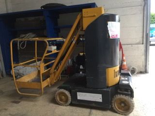 Nacelle élévatrice jaune et noire