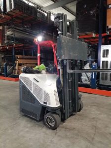 Chariot élévateur dans un entrepôt