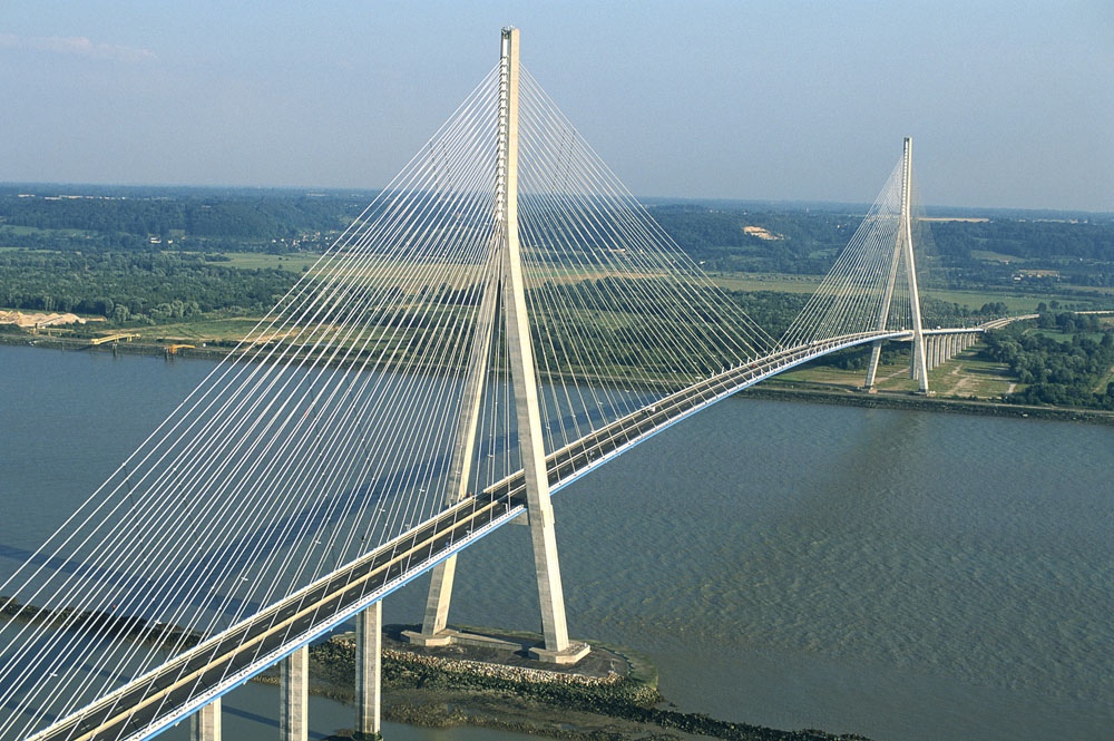 Pont moderne sur un fleuve