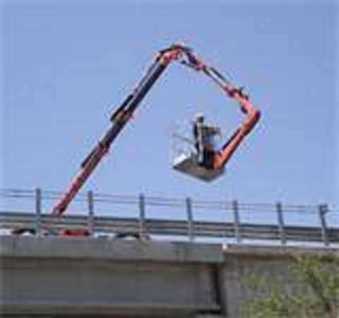 Homme dans un élévateur à bras