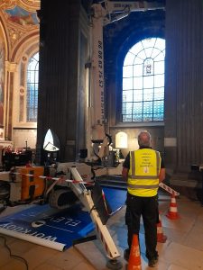 Engin de chantier en église