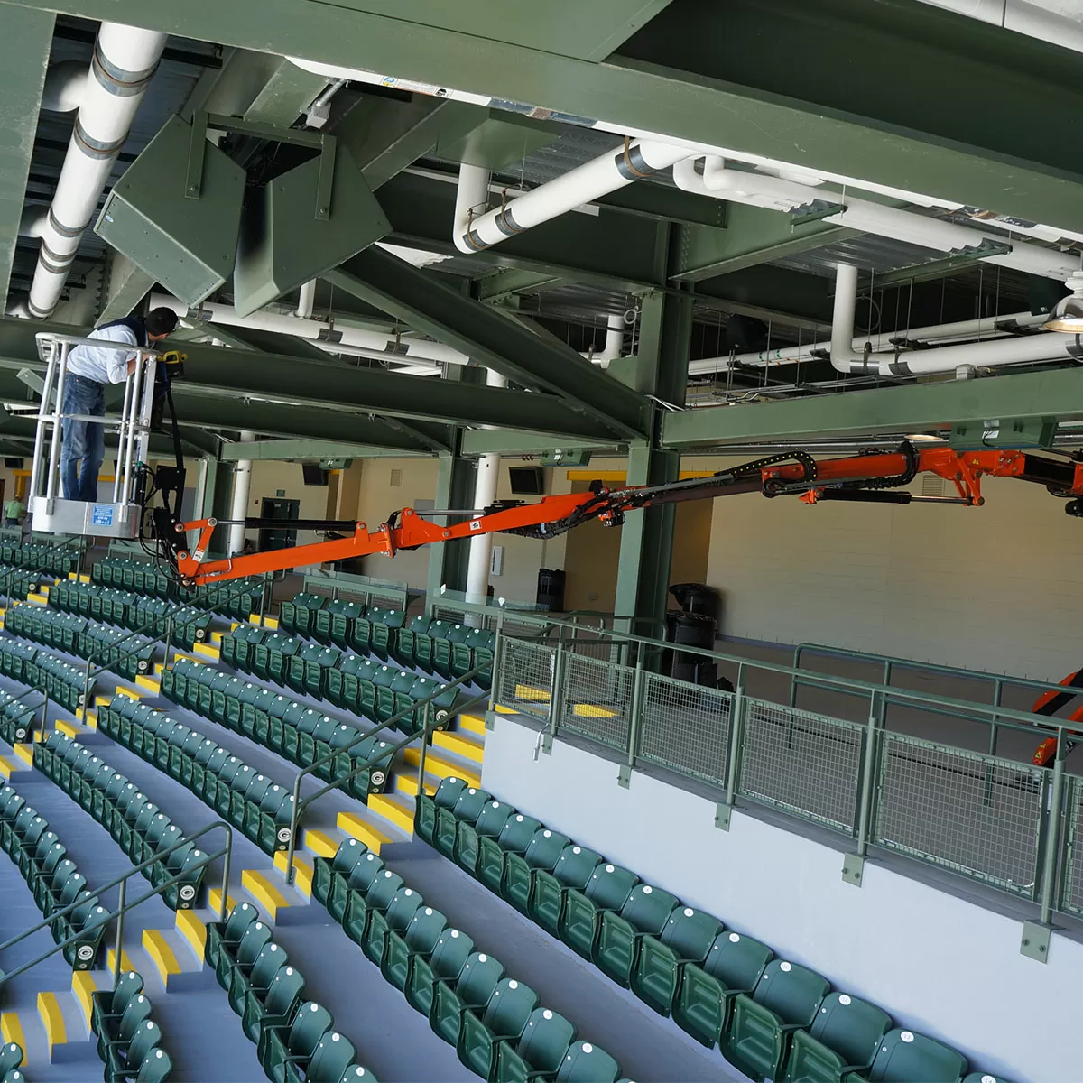 Travailleur sur un élévateur suspendu