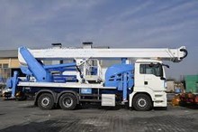 Camion avec grue élévatrice