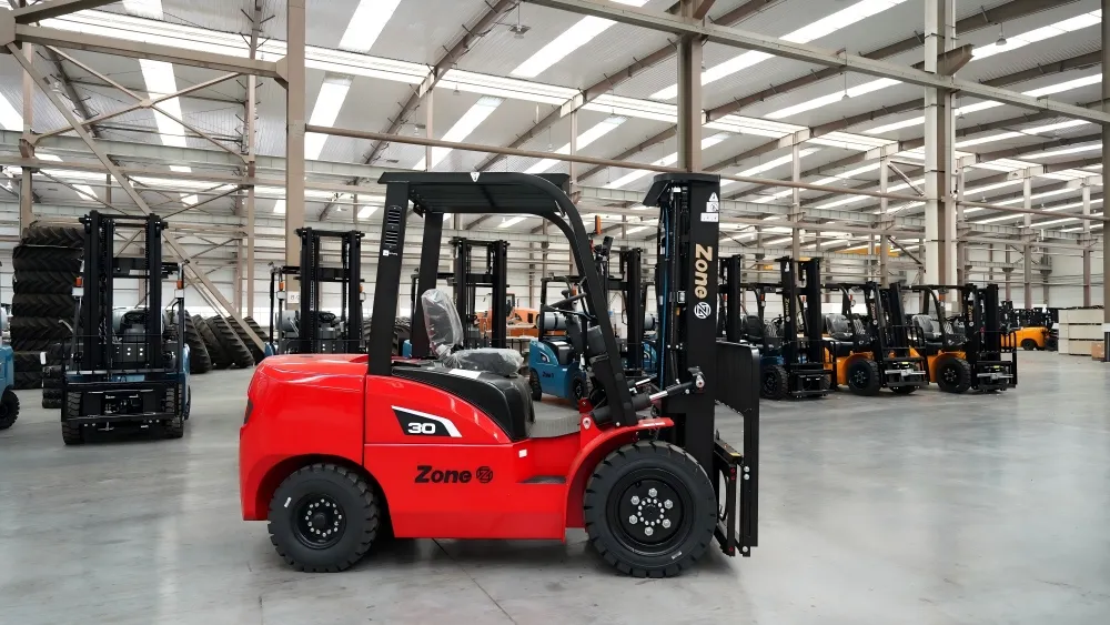 Chariot élévateur rouge en entrepôt